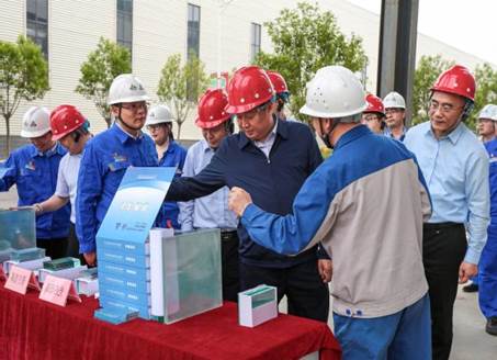 打造向上向前第一象限生力軍 錘煉甘于做人做事作難、受苦受累受屈的企業(yè)家隊(duì)伍——河南投資集團(tuán)黨委書記、董事長劉新勇蒞臨安彩高科開展主題教育調(diào)研
